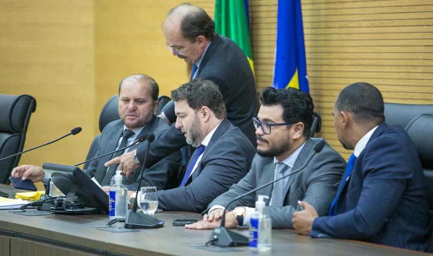 Deputados votam projetos em sessões extraordinárias