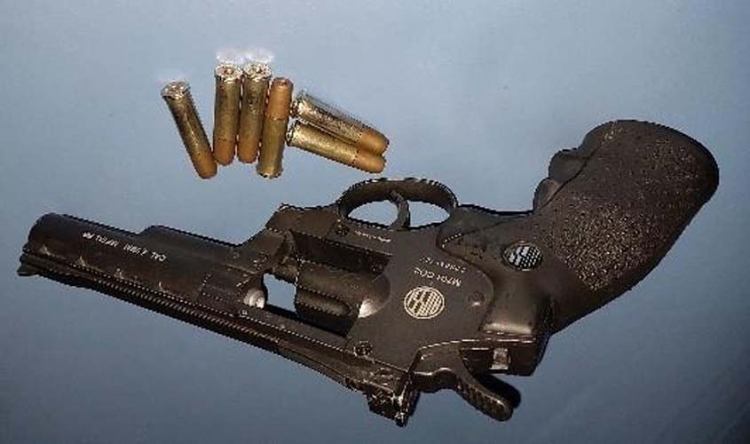 Polícia Militar conduz homem portando simulacro