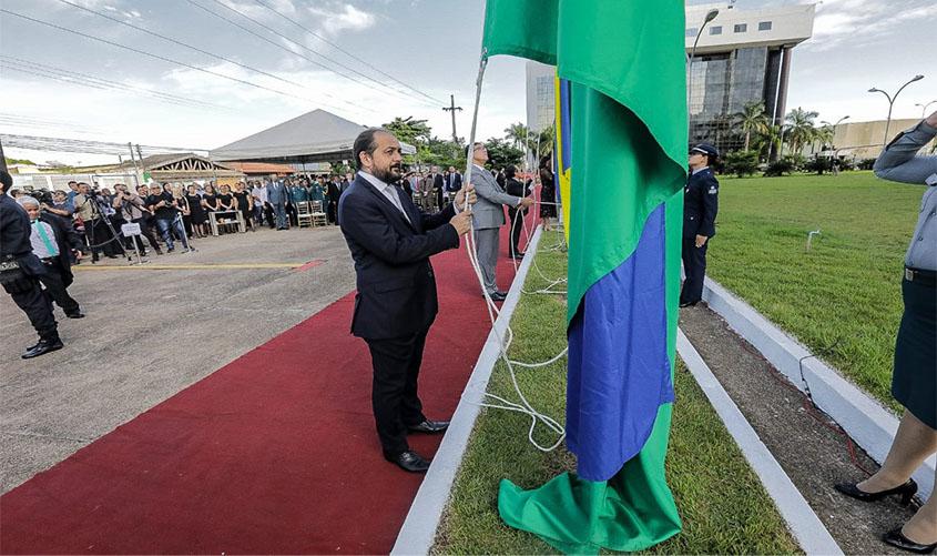 Ato cívico marca primeiro hasteamento da bandeira da Assembleia Legislativa, escolhida via concurso público