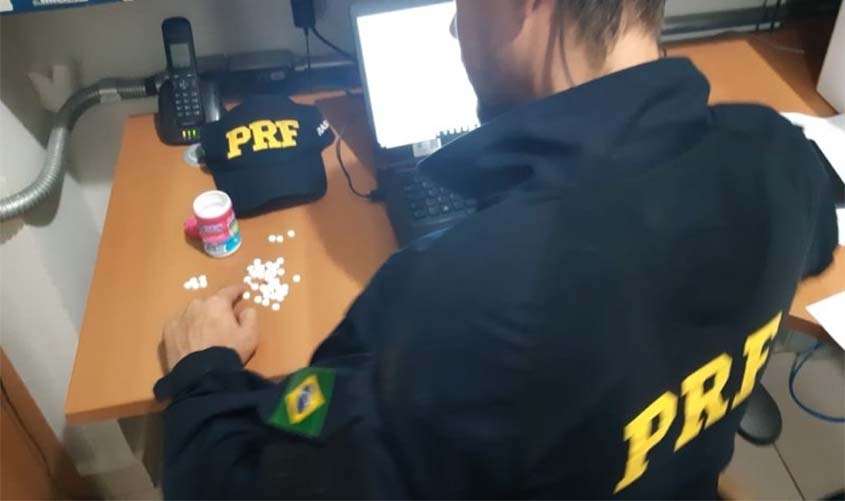 Caminhoneiro que seguia de Florianópolis até Rio Branco é preso pela PRF com 48 'rebites'