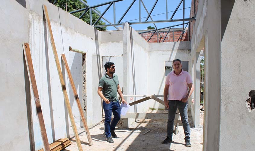 Postinho de Nova Conquista passa por reforma: secretário e engenheiro verificam andamento da obra