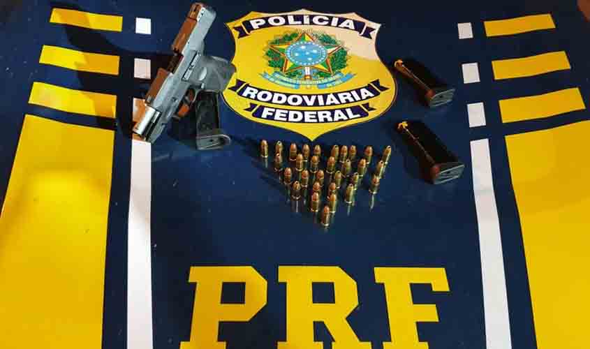 PRF prende mulher em flagrante por porte de arma de fogo