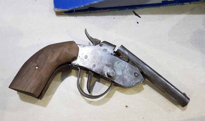 Jovem é detido portando arma caseira na zona leste