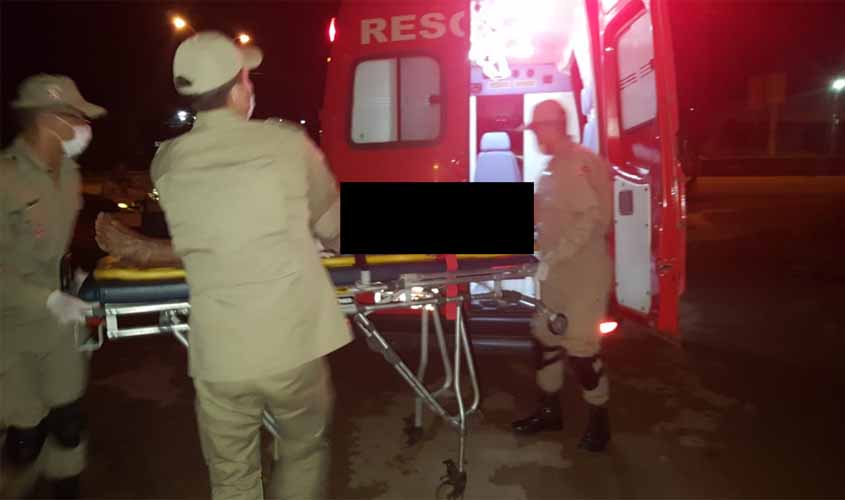 Homem é encontrado caído em via pública com duas facadas