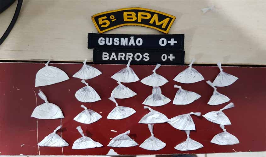 Polícia flagra suspeito vendendo droga em bar