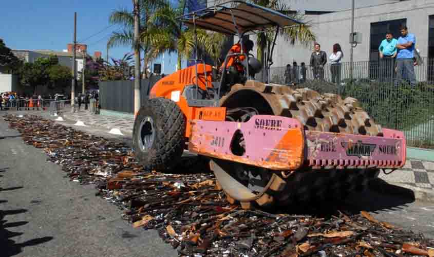 Especialistas veem perigo em armar cidadãos. Atiradores esperam mais incentivos do governo