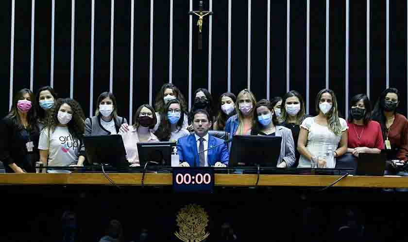 Promulgada lei para distribuição de absorventes às mulheres de baixa renda