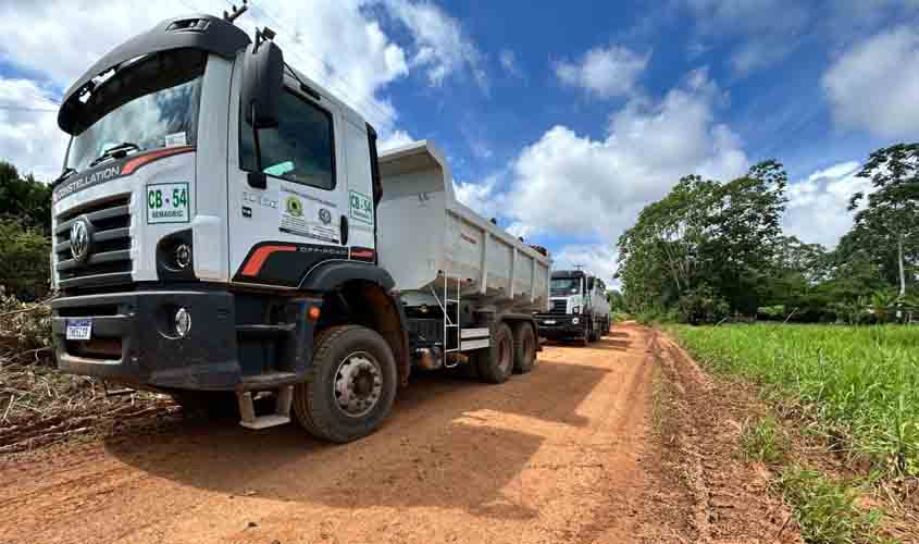 Prefeitura de Porto Velho intensifica recuperação de estradas vicinais com novos caminhões basculantes
