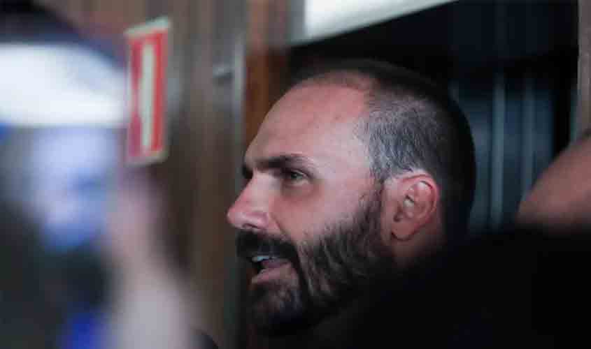 Moraes nega apreensão do passaporte de Eduardo Bolsonaro