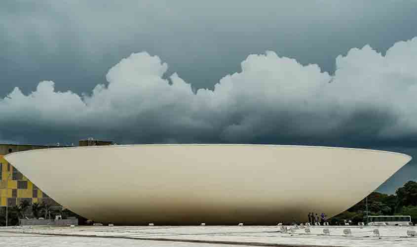 Câmara cita 'convulsão' e pede que STF adie 7 perdas de mandato