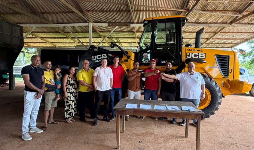 Jean Oliveira entrega pá carregadeira a associação rural em São Miguel