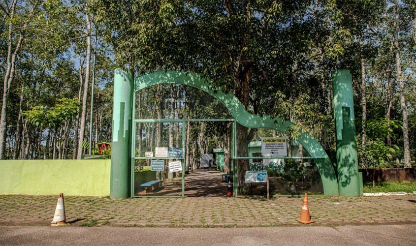 Zoonoses vacina animais durante obras no Parque Circuito