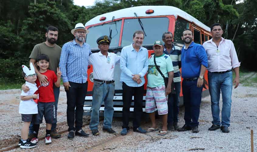 Prefeito acompanha reconstrução dos trilhos da Madeira Mamoré e faz passeio de litorina