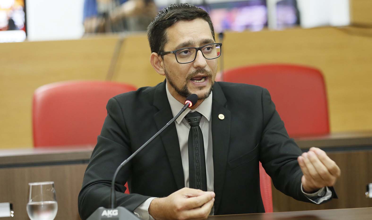 Aprovado projeto do deputado Anderson que derruba norma da Sejus que obrigava servidores a se apresentarem um dia após o fim da licença