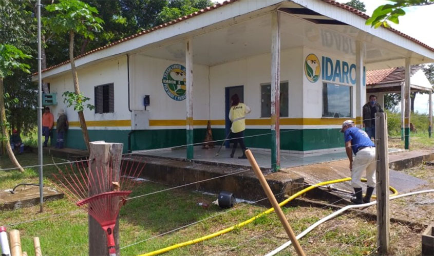 Semusb realiza limpeza do prédio onde será instalada barreira sanitária do município