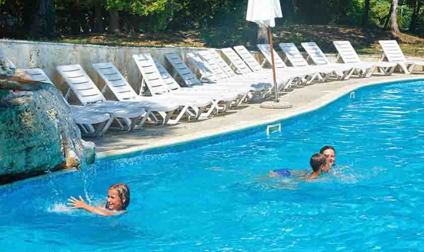 Lei para prevenir acidentes em piscinas é sancionada com vetos por Bolsonaro 