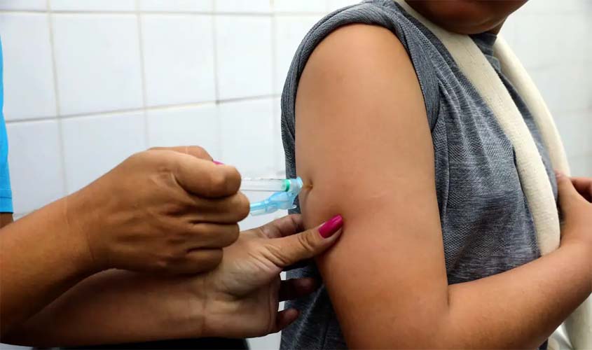 Com doses próximas do vencimento, Saúde amplia vacinação contra dengue