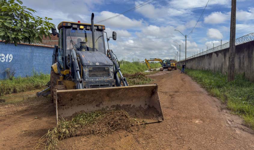 Valas e canais do bairro Três Marias recebem equipes de limpeza