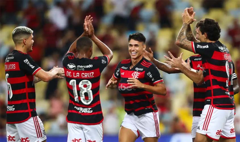 Flamengo derrota São Paulo e assume liderança do Brasileiro