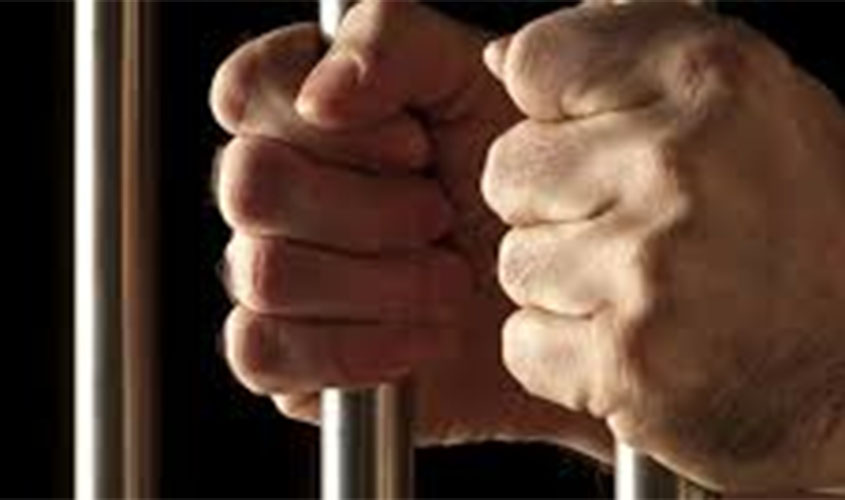 Reincidência que aumenta pena por posse de drogas para uso próprio é específica