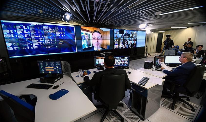 Flávio Bolsonaro contesta acusações de suplente, e oposição quer ir ao Conselho de Ética  