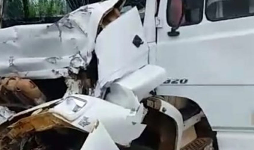 Acidente  envolve 4 caminhões na BR- 364 e deixa motorista gravemente ferido