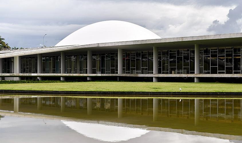 Senadores comemoram notícias sobre testes de vacinas contra covid-19  