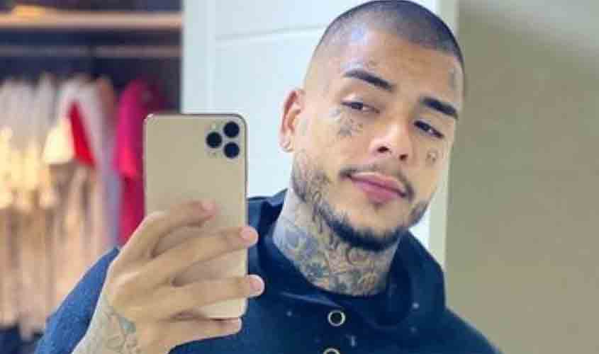 Mulher que estava em quarto com MC Kevin diz ter feito sexo com funkeiro, que pulou para fugir da esposa