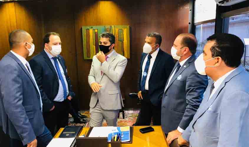 Deputados entregam relatório da CPI da Energisa ao senador Marcos Rogério