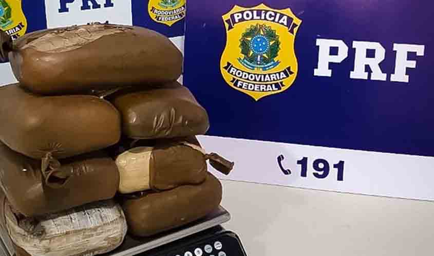 PRF apreende 8.22 Kg de maconha com passageiro de ônibus