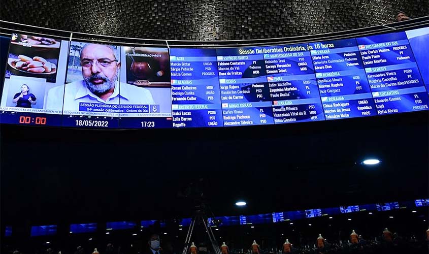 Senado aprova pena maior para injúria racial em eventos esportivos e no humor  