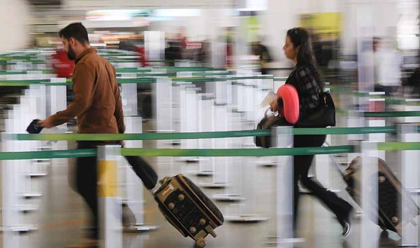 Bolsonaro veta isenção de cobrança de bagagem em voos domésticos