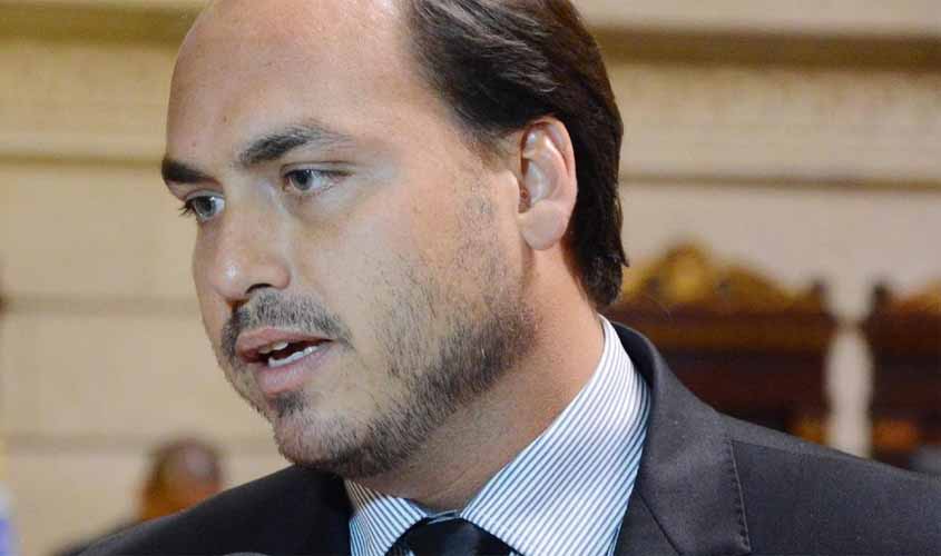 Carlos Bolsonaro humilha repórter da Globo que presenteou seu pai com uma bíblia