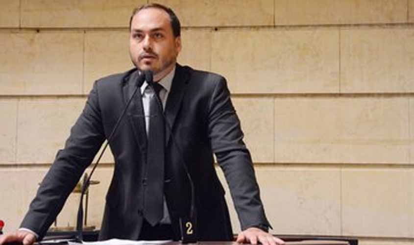 “Pavão misterioso” abre a cauda em leque e deixa escapar milhões de robôs