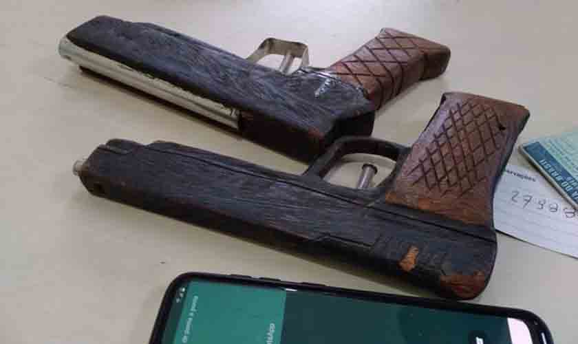 Polícia Militar prende casal com simulacros de armas de fogo