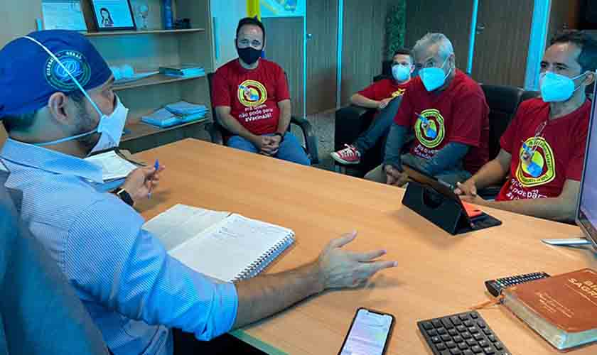 Após pressão da carreata, governo de Rondônia promete intervir junto aos municípios para acelerar vacinação de bancários e cooperativários