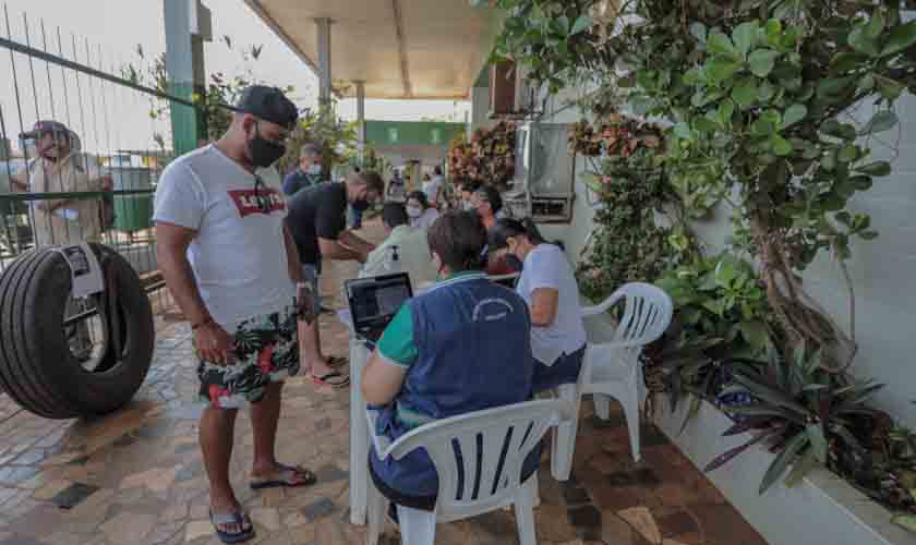 Prefeito acompanha força-tarefa de vacinação aos caminhoneiros contra a Covid-19