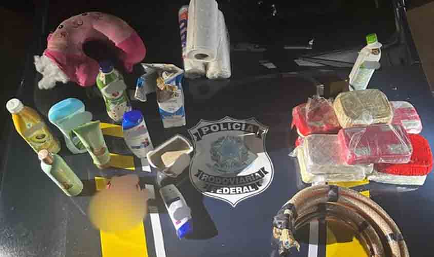 PRF apreende mais de 23 kg de cocaína sendo transportada por dois peruanos