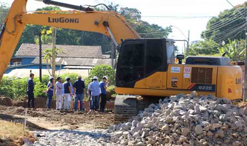 Prefeitura amplia rede de drenagem na rua Plácido de Castro