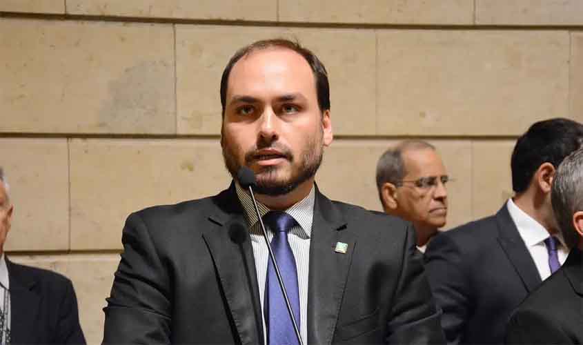 PF diz que Bolsonaro e Carlos integravam organização criminosa na Abin