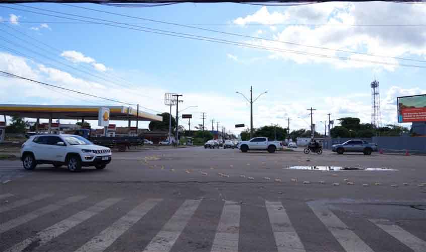 Substituição de semáforo por rotatória no cruzamento da avenida Prefeito Chiquilito Erse com a avenida Tiradentes garante mais fluidez e segurança