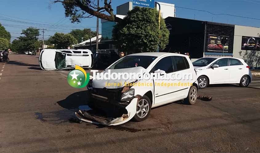 Carro capota durante colisão  com outro veículo e deixa duas vítimas 