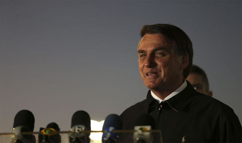 Bolsonaro diz que projeto de fake news limita liberdade de expressão
