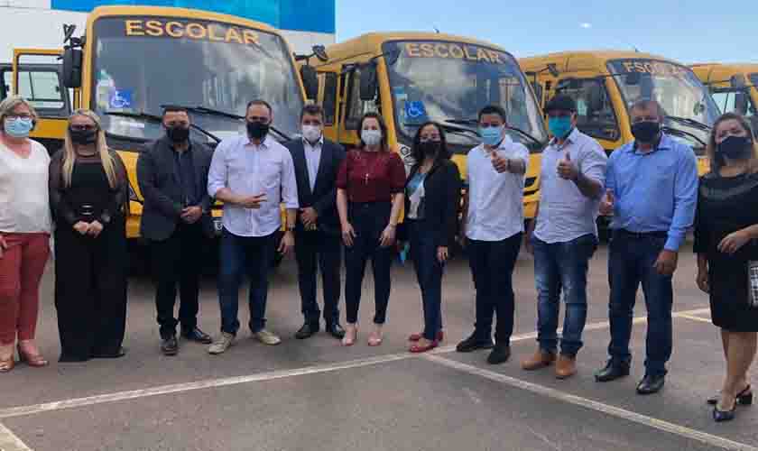 Deputada Jaqueline Cassol entrega 21 ônibus escolares para vários municípios de Rondônia