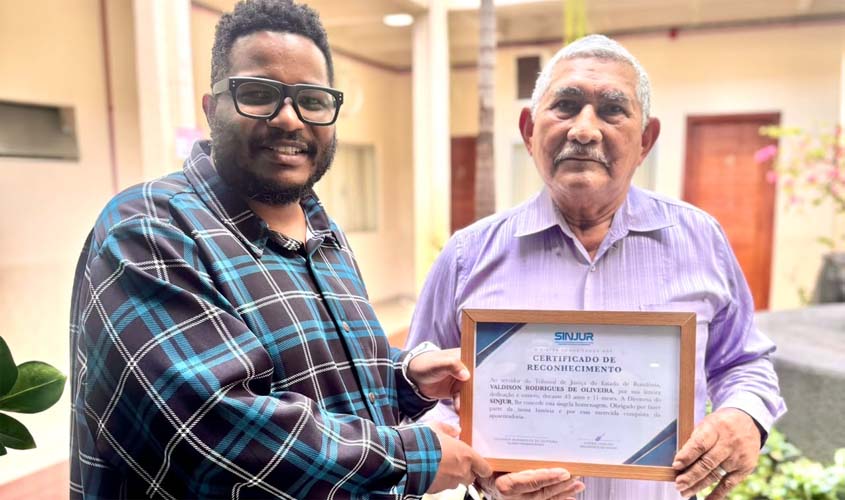 Sinjur homenageia servidor do TJ por 44 anos de serviço