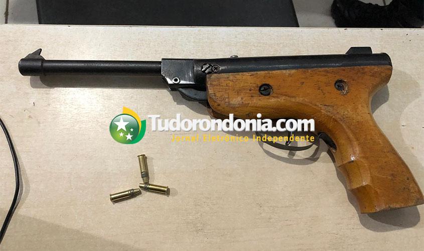 Polícia prende dupla com arma de fogo na zona leste