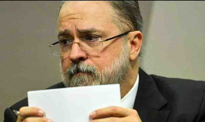 Senadores apresentam notícia-crime ao STF contra Aras por prevaricação