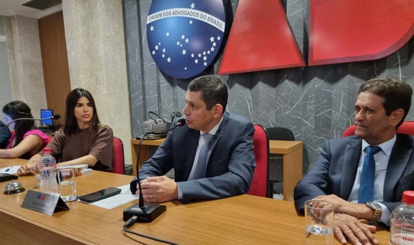 Conselheiro federal Elton Assis fala sobre sua trajetória profissional para membros da Jovem Advocacia