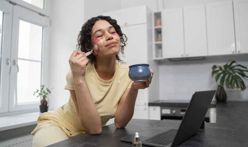Dicas e cuidados para evitar o envelhecimento precoce gerado pela luz de celulares, computadores e TVs 