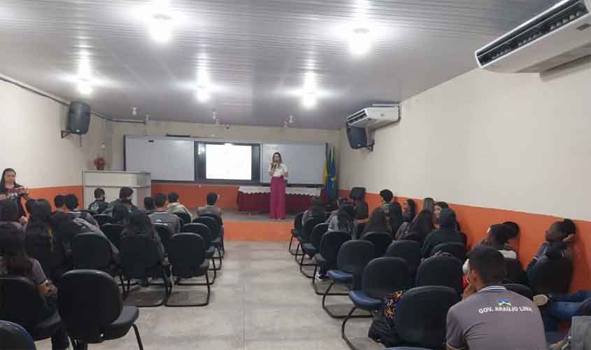 Prefeitura leva informação sobre violência doméstica aos alunos da Escola Governador Araújo Lima